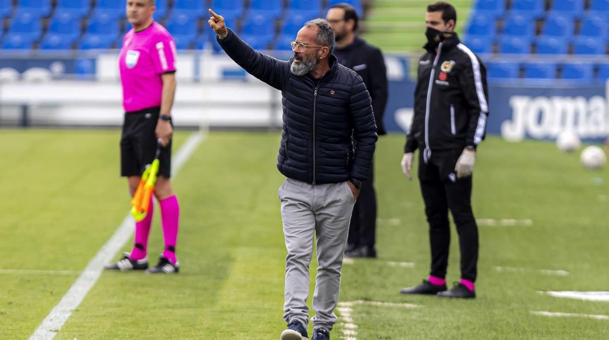 Álvaro Cervera dirige a sus jugadores durante el partido en Getafe.