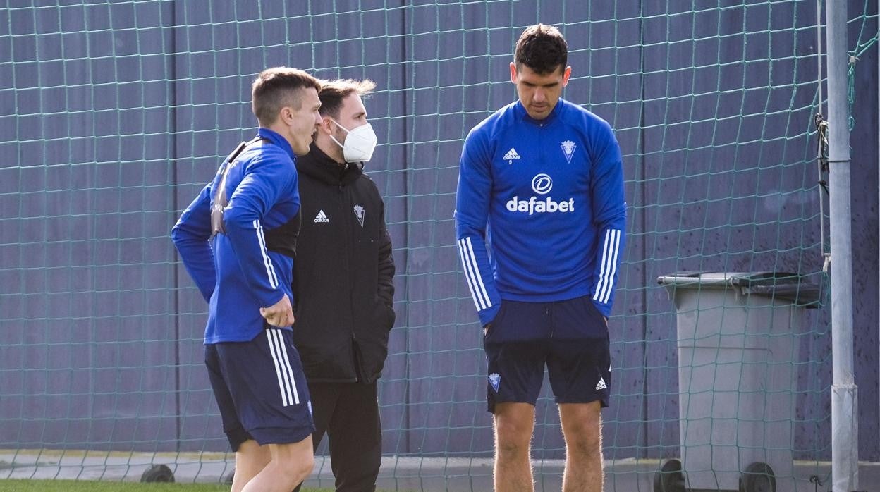 Salvi y Garrido en un entrenamiento del Cádiz CF esta temporada.