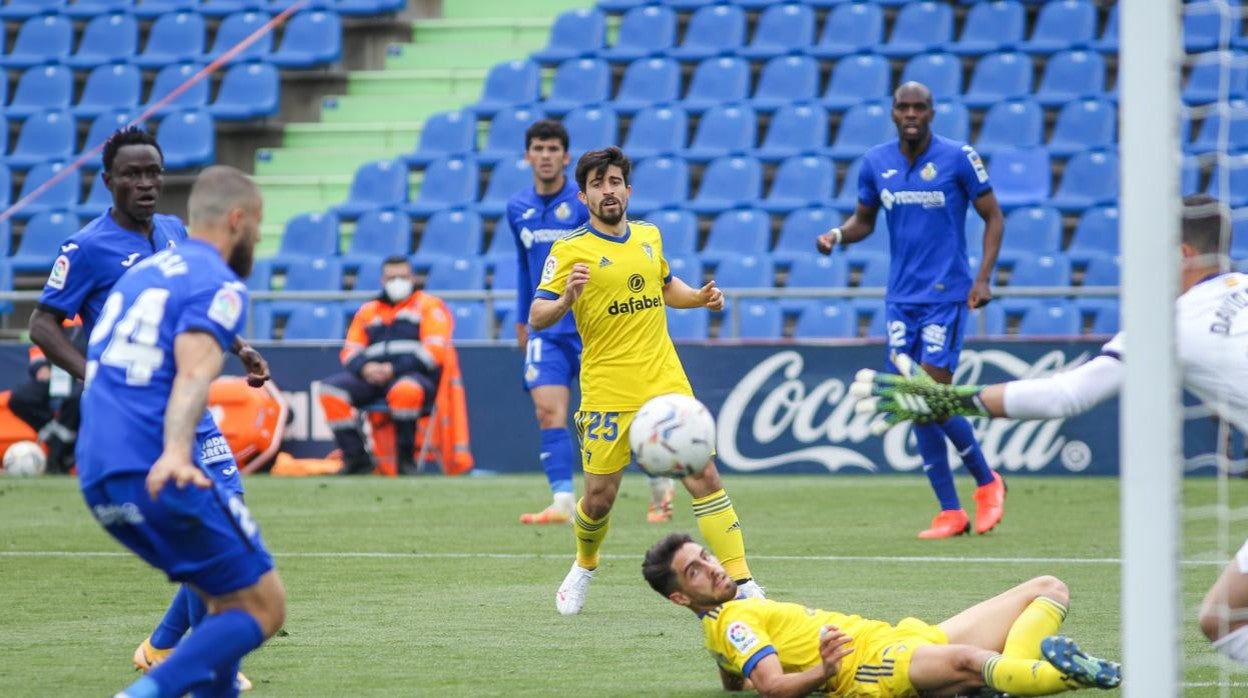 Sobrino y Jairo observan el balón que acabó siendo decisivo en el Coliseum ante el Getafe.