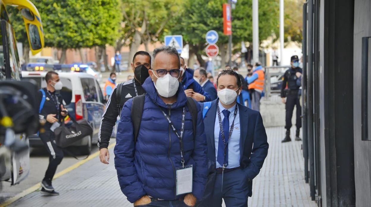 cervera, antes de un partido en Carranza y en el que el equipo fue recibido en la puerta de entrada.