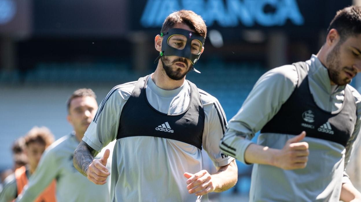 El delantero argentino Facundo Ferreyra ya cuenta con una máscara protectora.