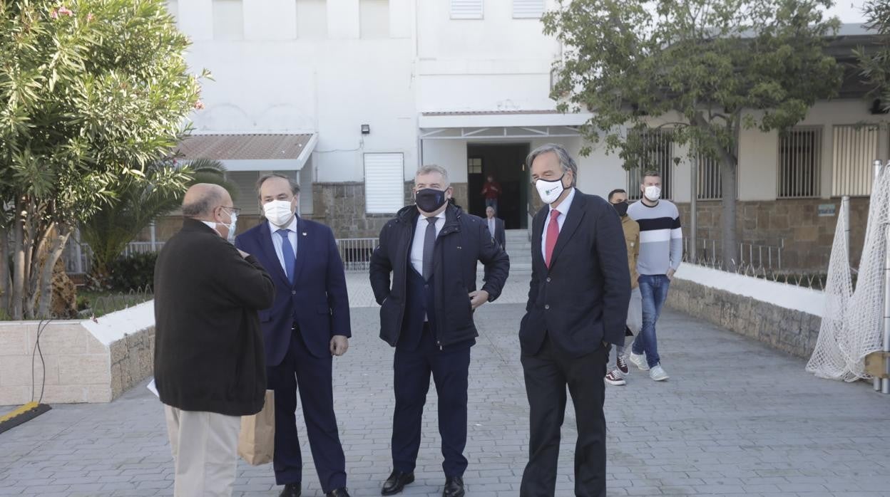 Vizcaíno, en el centro y junto al presidente de la Real Sociedad, en un acto.