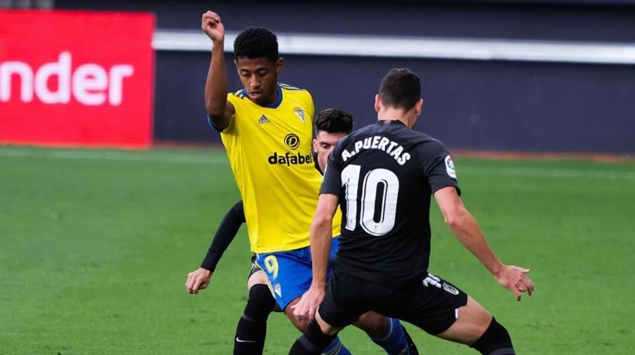 El Cádiz CF firmó las tablas con el Granada en el Estadio Ramón de Carranza (1-1).