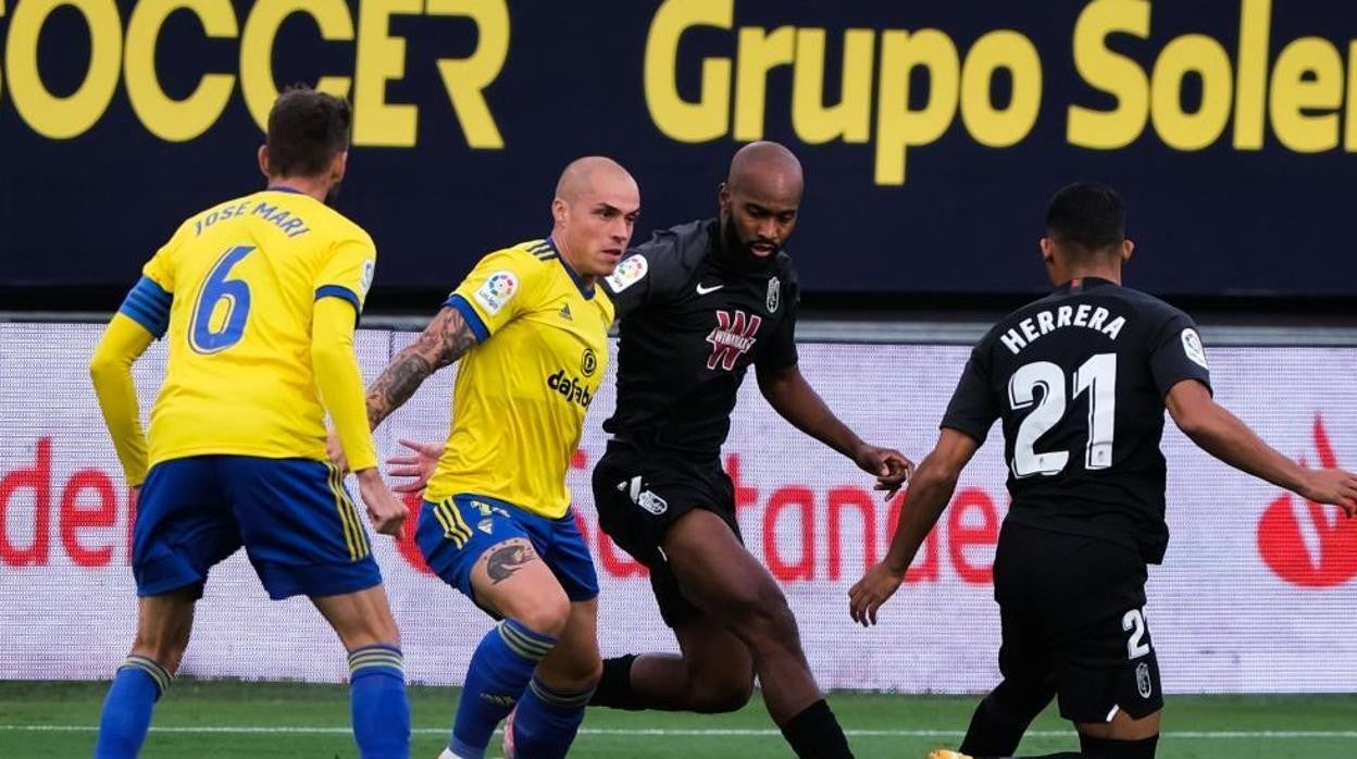 Granada y Cádiz CF se vuelven a ver las caras, aunque ahora en Los Cármenes.