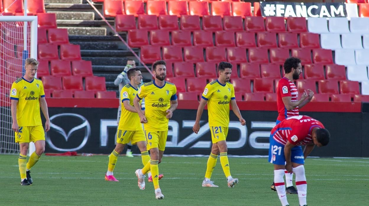 Los jugadores del Cádiz tras marcar el gol del partido Rubén Sobrino.