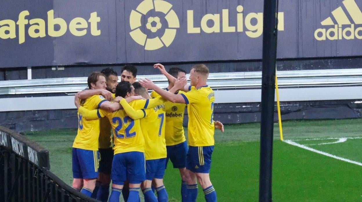 los jugadores del cádiz celebran un gol.