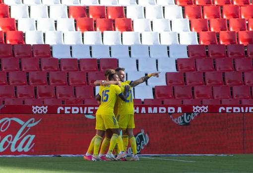 Los cadistas celebran el gol en Los Cármenes.