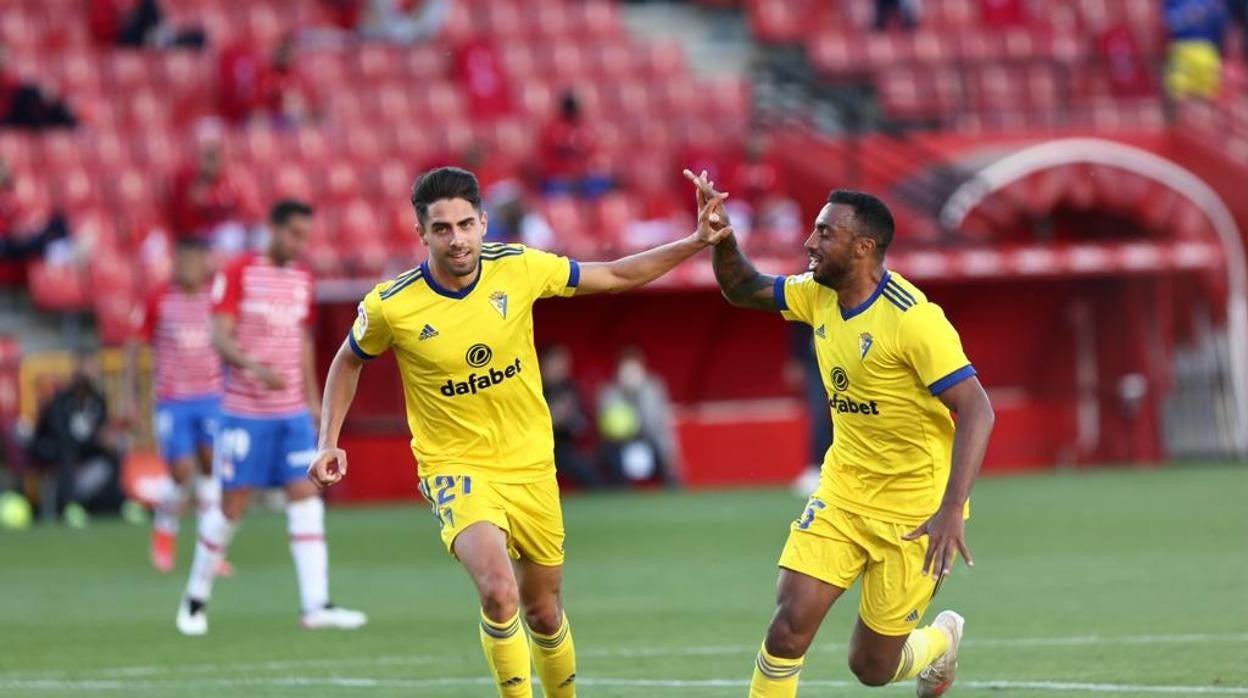 Sobrino y Akapo tras el gol del primero