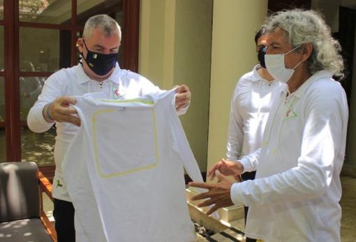 Vizcaíno y Mágico con la camiseta conmemorativa.