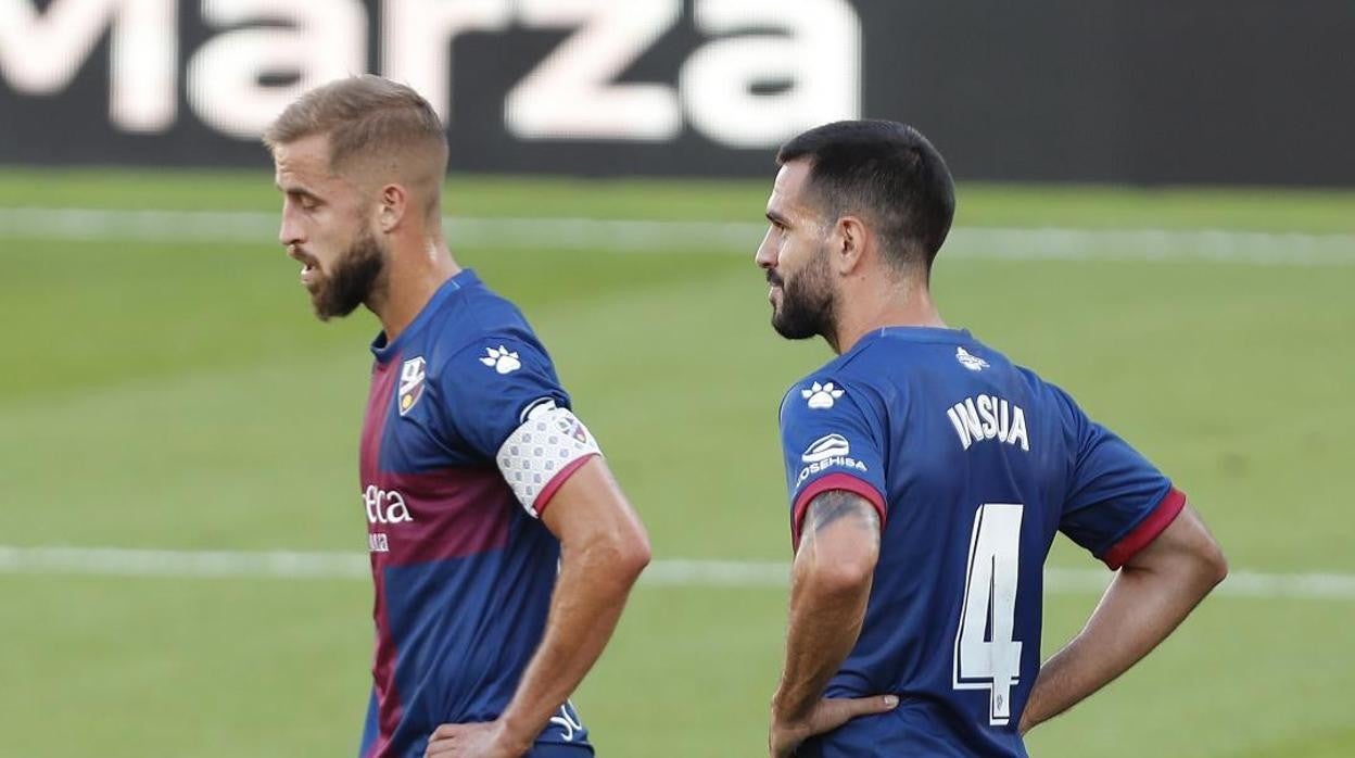 Los defensas Pulido e Insua, bajas en Cádiz.