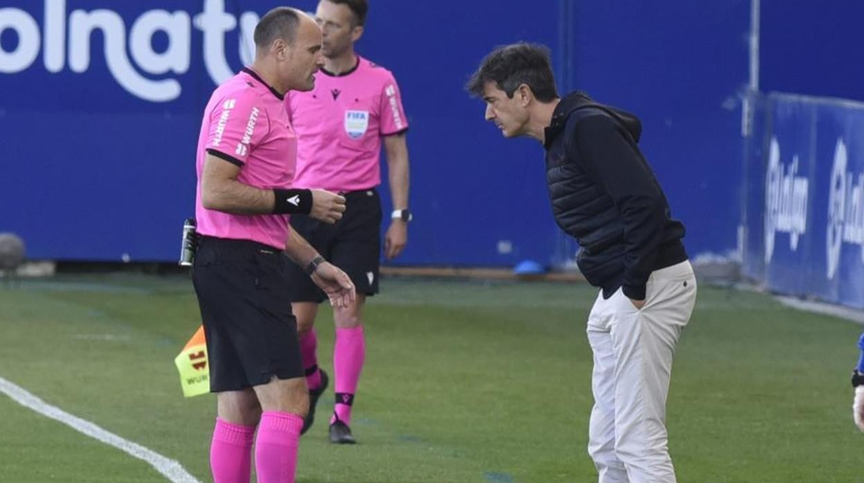 Pacheta junto al árbitro Mateu Lahoz en un encuentro del Huesca esta temporada.