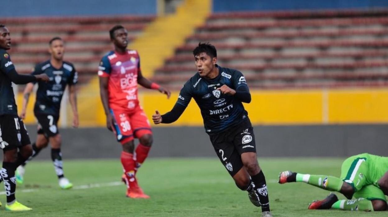 El zaguero ecuatoriano Luis Segovia celebra un gol con Independiente del Valle.