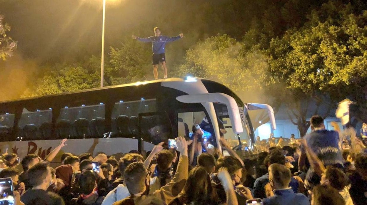 Un jugador del Xerez DCF se sube al autobús para celebrar el ascenso con la afición.