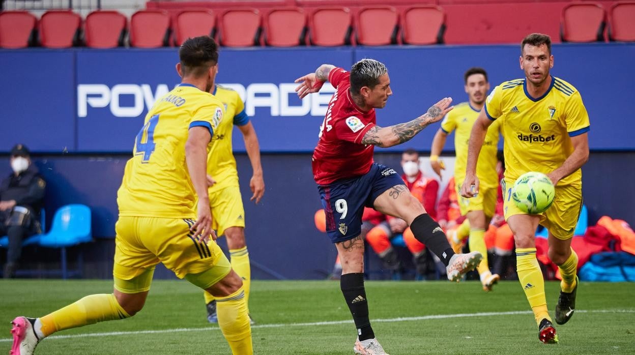 Marcos Mauro y Pedro Alcalá ante Chimy Ávila en la pasada jornada de LaLiga Santander.