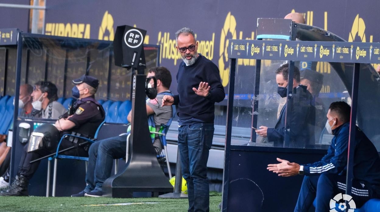 Álvaro Cervera en el banquillo junto a su segundo Roberto Perera