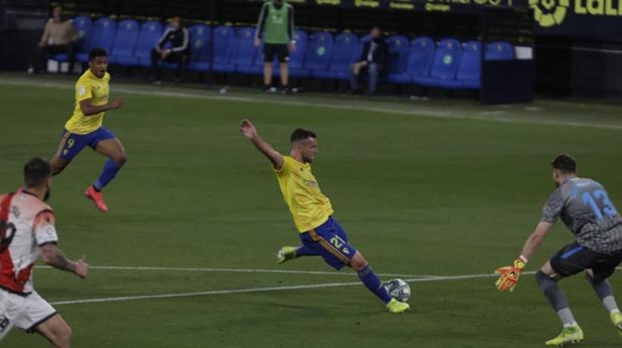 Álvaro Giménez marcando con el Cádiz en la pasada temporada.