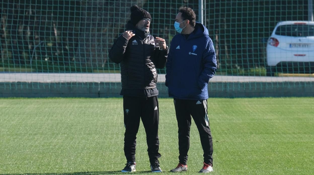 La labor de Álvaro Cervera es destacada como entrenador del Cádiz CF.