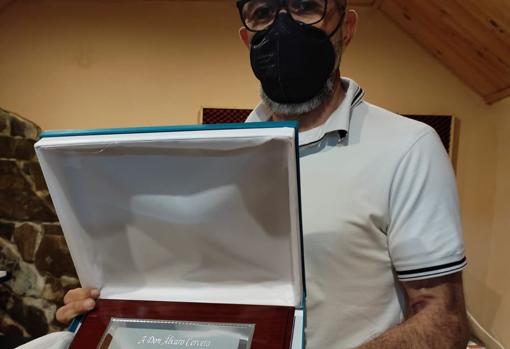 Álvaro Cervera recibió una placa conmemorativa.