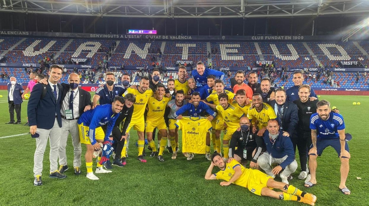 Los jugadores y técnicos del Cádiz tras acabar el partido en Valencia contra el Levante.