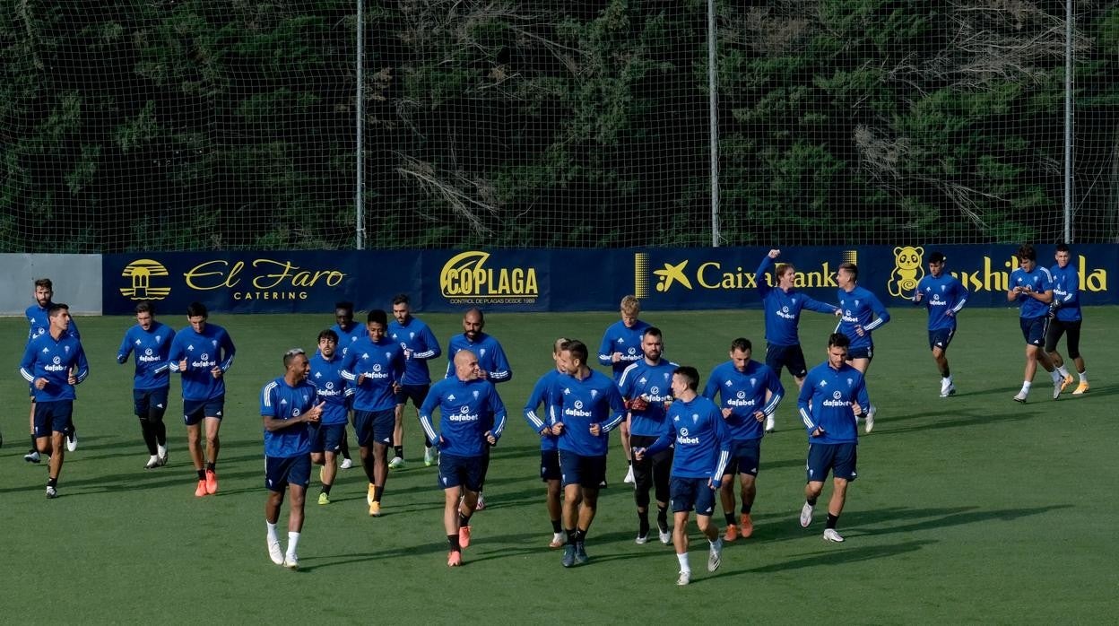 Entrenamiento del Cádiz en la ciudad deportiva del Rosal.