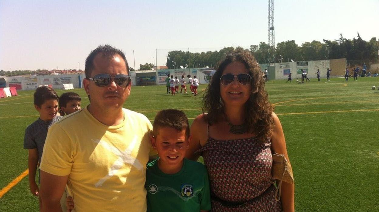 Álvaro Bastida (centro) y sus padres en un partido de la Selección Gaditana de fútbol