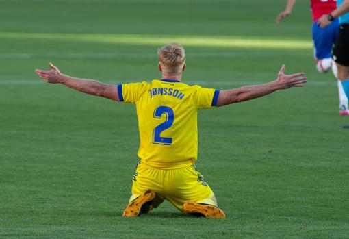 Jens Jonsson reclama una falta ante el Granada en Los Cármenes.