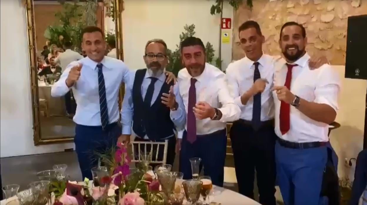 Servando, Cervera, Enrique, Pepera y Bocardo cantan en la boda de Negredo