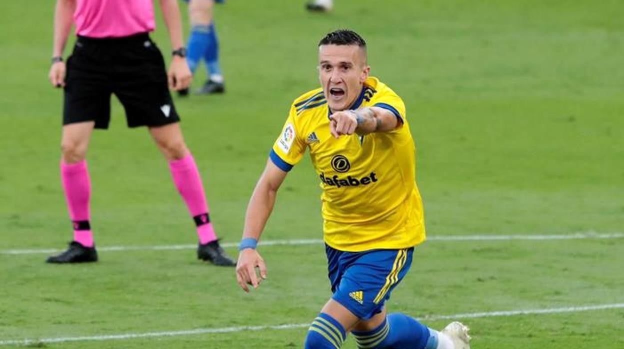 Salvi celebra su gol al Sevilla FC en el Estadio Ramón de Carranza.