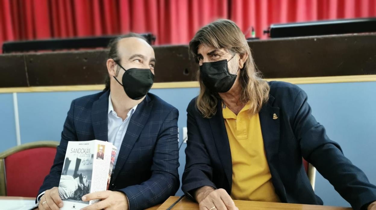 Manolo Camacho y Juan José en la presentación del libro en el teatro del colegio Salesianos.