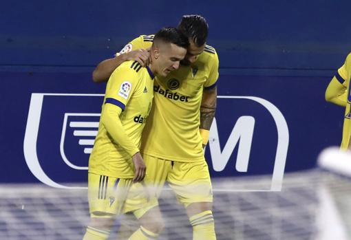 Salvi y Negredo celebran un gol del Cádiz CF esta temporada.