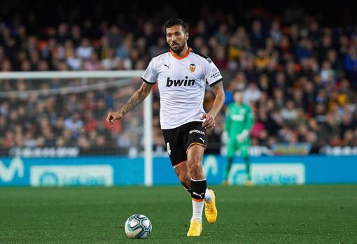 Ezquiel Garay con la camiseta del Valencia.