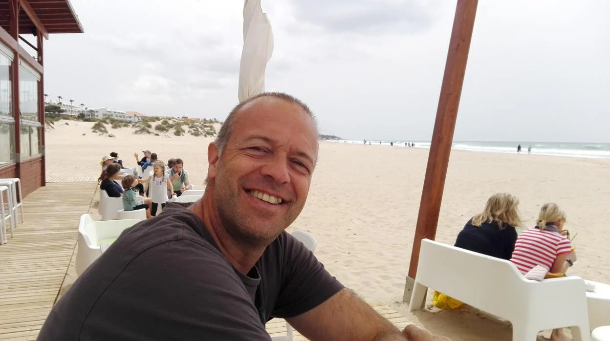 El periodista Javier Serrano en una imagen en la chiclanera playa de La Barrosa.