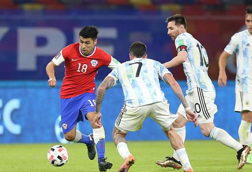 El volante chileno con su selección ante la Argentina de Messi, que será su rival este lunes.