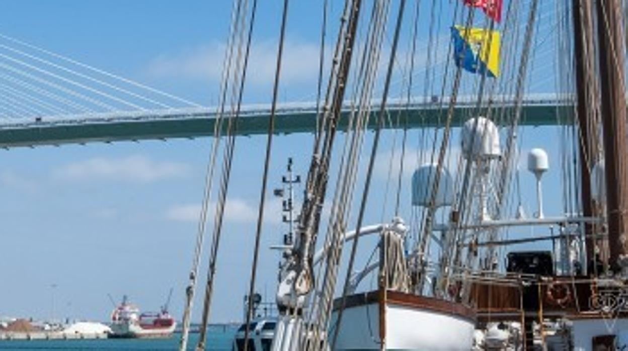 La bandera del Cádiz CF estuvo presente en Elcano, buque-Escuela de la Armada Española.