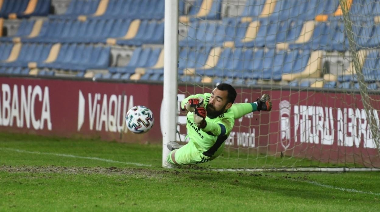 david gil volvió a tener sus mejores momentos en copa del rey. En la imagen, en pontevedra deteniendo un penalti.