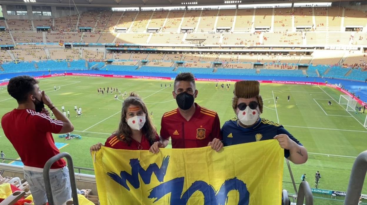 José Mari, con dos aficionados del Cádiz en La Cartuja.