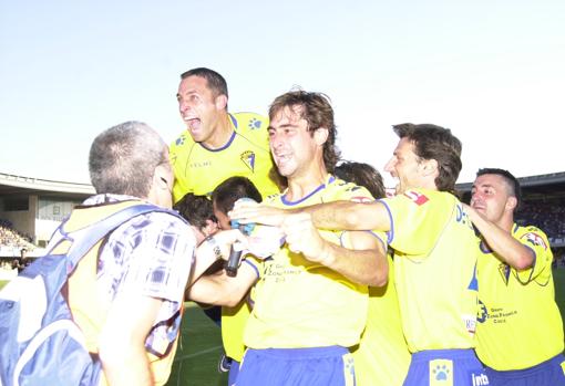 El Cádiz CF celebra el histórico ascenso a Primera en Chapín hace 17 años.