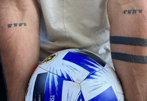 Alain Ribeiro tiene tatuadas las coordenadas del Estadio Carranza en sus brazos.