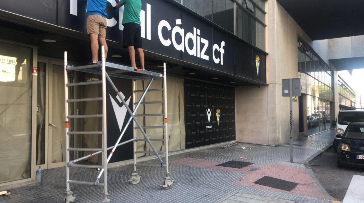 La tienda oficial del Cádiz Cf, en plena remodelación.