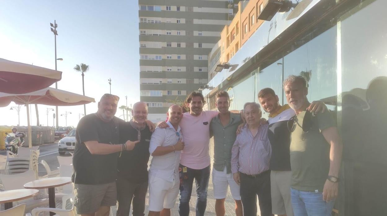 Buena parte del Cádiz CF del 'Chapinazo' se reunió en La Tacita de Plata.