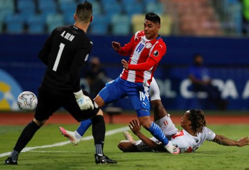 El futbolista paraguayo durante el partido contra Perú.