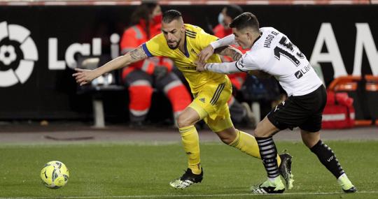 El cadista Álvaro Negredo se libra del marcaje del valencianista Hugo Guillamón.