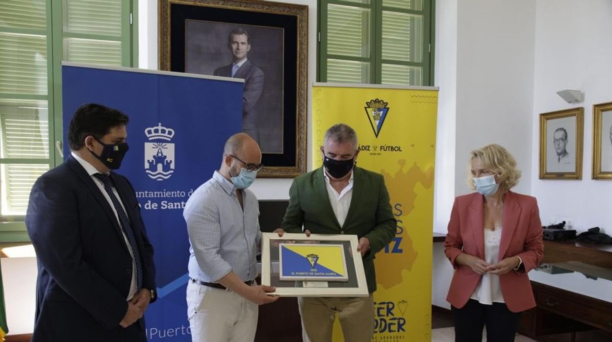 El Cádiz CF realizó una visita institucional al Ayuntamiento de El Puerto de Santa María.