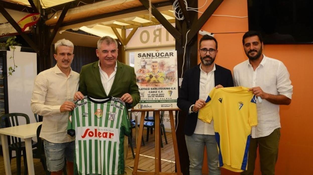 Salvi, Vizcaíno, González y Güiza en la presentación del partido, realizada en el chiringuito Ramiro de Sanlúcar.