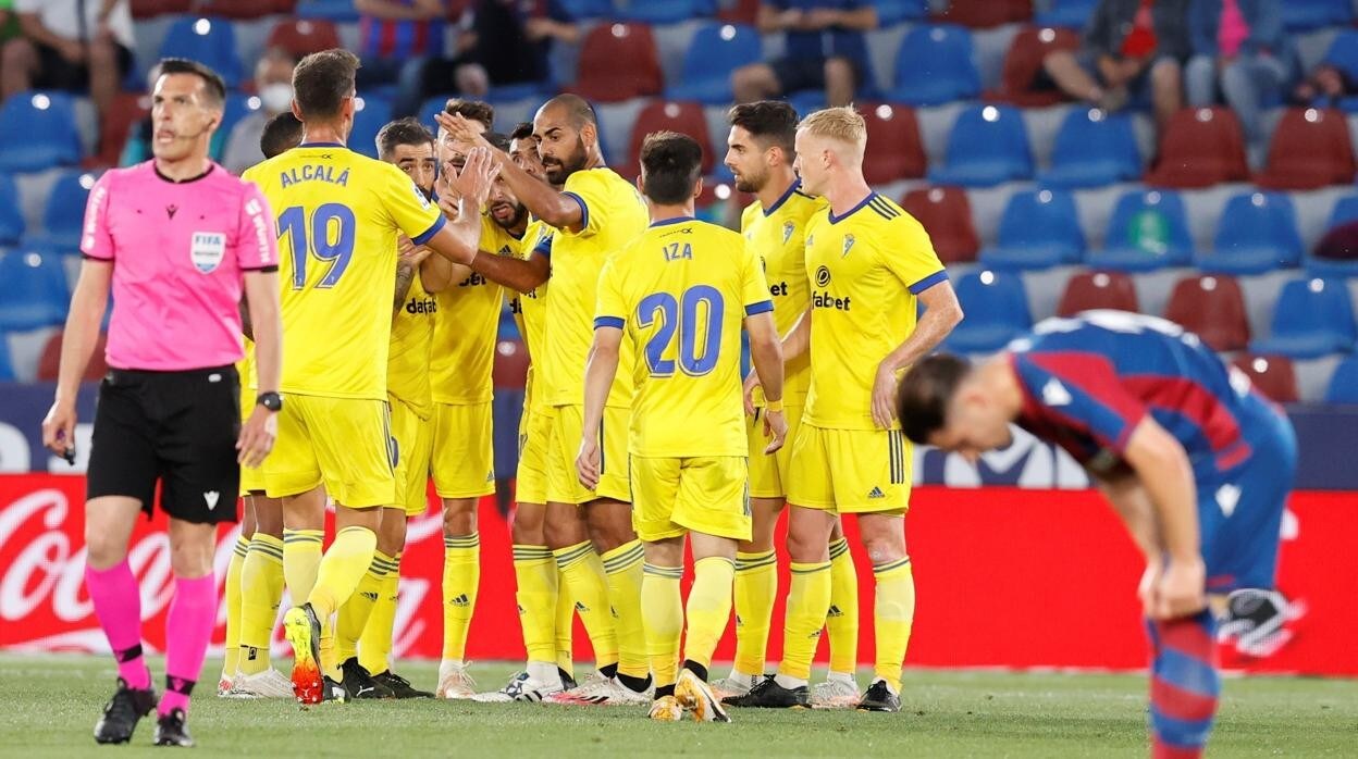 Los cadistas celebran un gol en el último partido de la pasada liga ante el Levante.