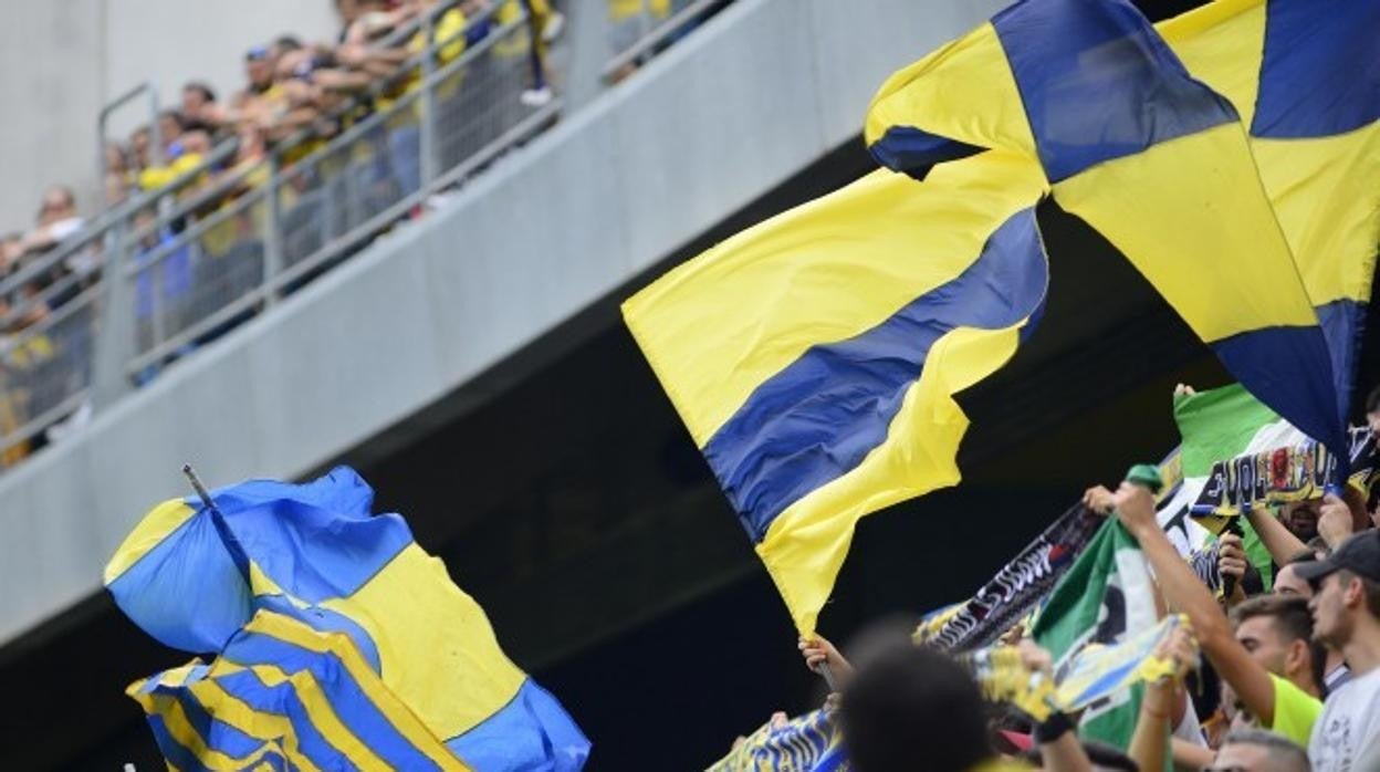 Aficionados del Cádiz CF en el estadio Carranza.