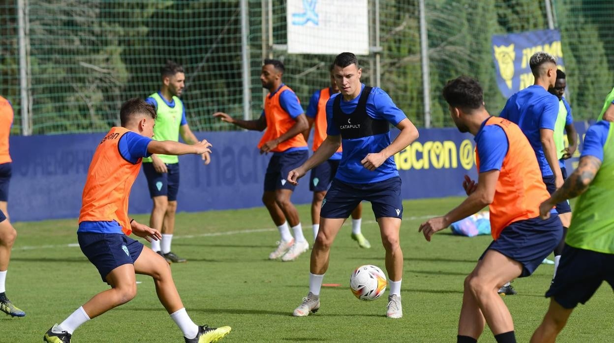 Osmajic, entrenando con el resto de la plantilla en El Rosal.