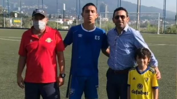 Vídeo: El hijo de 'Mágico' González pone rumbo al Cádiz CF