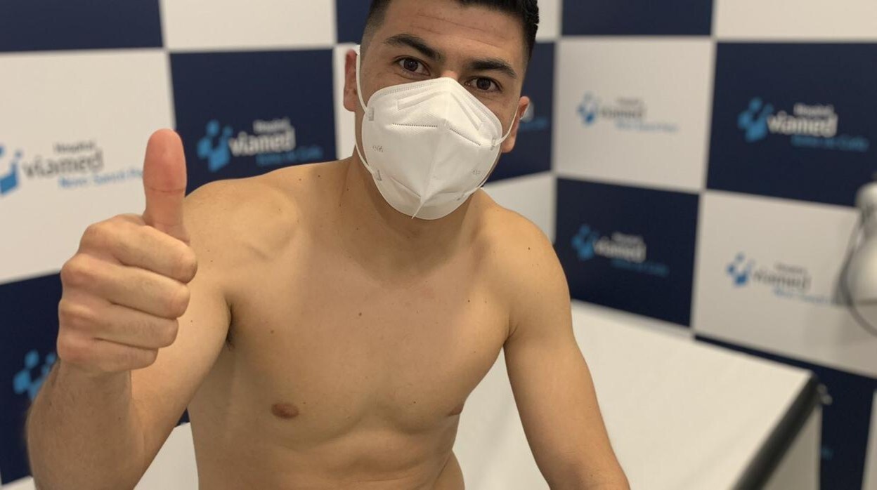 El jugador chileno pasando las pruebas médicas con el Cádiz CF: