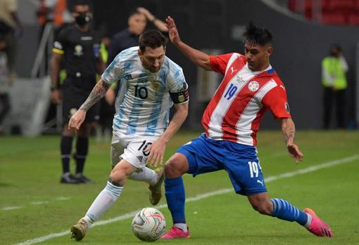 Arzamendia trata de frenar a Messi en el Argentina - Paraguay de la Copa América.